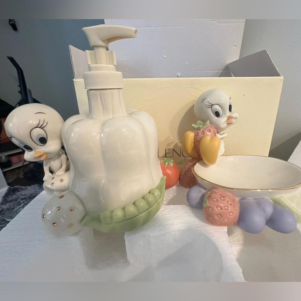 New In Box Lenox Tweety Soap Dish and Lotion Dispenser excellent looney tunes - Picture 3 of 13